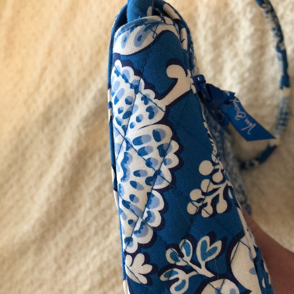 Vera Bradley Blue and White Floral Clutch/ “Just a Knot” - Picture 7 of 8